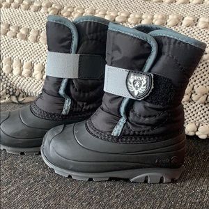 Barely worn toddler boys size 8 black winter boots